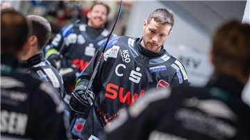 Jan Urbas, Kapitän der Fischtown Pinguins (Mitte), führt seine Mannschaft am Ostermontag ins erste Halbfinalspiel der Bremerhavener DEL-Geschichte.
