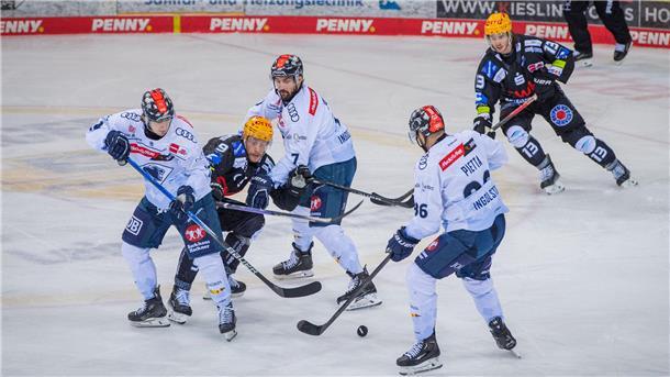 Pinguins sichern sich drei Matchpucks für den Einzug ins Playoff-Halbfinale Jan Urbas (li.) wurde das ganze Spiel über hart bewacht, trotzdem erzielte der Pinguins-Kapitän am Ende das Siegtor.