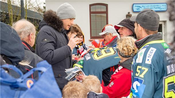 Sechs Spieler verlassen die Fischtown Pinguins - der Abschied in Bildern Jan Urbas (links) ist ein gefragter Mann.
