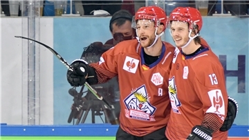 Jan Urbas (links) und Ziga Jeglic jubeln über den Sieg der Fischtown Pinguins