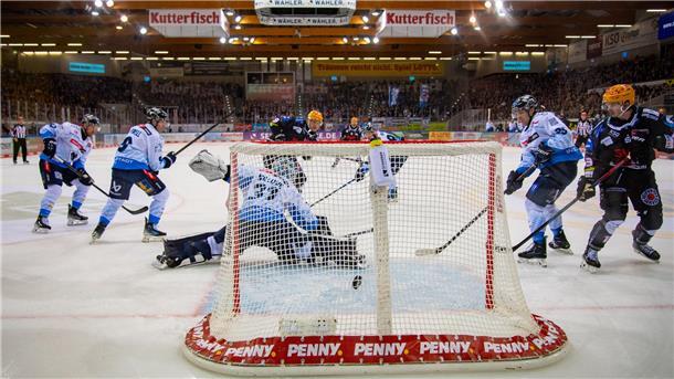 Pinguins verlieren vor der Länderspielpause einen heißen Tanz gegen Ingolstadt Jan Urbas trifft im zweiten Drittel zum 1:2 für die Pinguins.