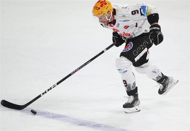 Pinguins beschenken ihre Fans mit dem neunten Sieg in Folge Jan Urbas war nach seiner Verletzung zurück im Team der Pinguins und erzielte sein zehntes Saisontor.