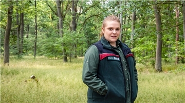 Jana Doussière (Stefanie Reinsperger) ist die Großstadtförsterin.