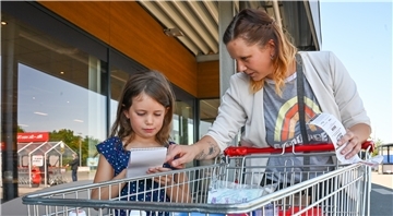 Jana Kuntzmann und ihre Tochter Hanna nach ihrem Wocheneinkauf. Die Langener Familie macht mit uns den Test: Wird der Einkauf ab Juli günstiger?