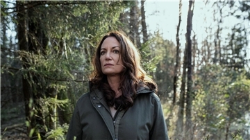 Jana (Natalia Wörner) findet im Wald den Laptop einer Ermordeten.