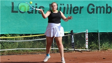 Jana Okrey beim Tennis für den TK Nordenham
