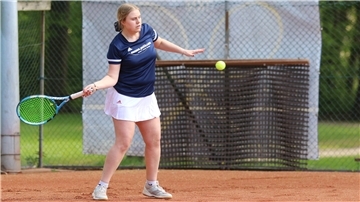 Jana Okrey spielt Tennis beim TK Nordenham