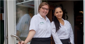Jana Werner aus Spanien (Praktikantin, links) und Merita Sabri (Auszubildende) aus Mazedonien arbeiten im Wurster Hof in Dorum.