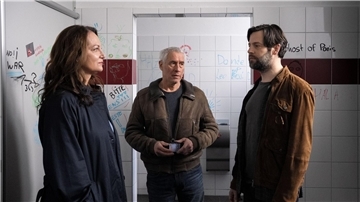 Jana Winter (Natalia Wörner, l.) und Matthias Hamm (Ralph Herforth, M.) befragen Dominiks Lehrer Gustav Mikkelsen (Richard Ulfsäter).