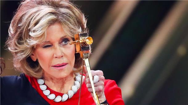 Mit 85 auf Demos und Drehs - Jane Fonda kämpft weiter Jane Fonda bei der Verleihung der Goldenen Kamera 2017 in Hamburg.