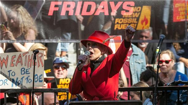 Mit 85 auf Demos und Drehs - Jane Fonda kämpft weiter Jane Fonda bei einer Ansprache auf der „Fire Drill Fridays“-Demonstration.