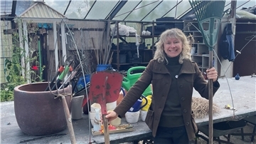 Janine Claßen, Projektkoordinatorin der Kreisvolkshochschule, in dem Gewächshaus der Jugendwerkstätten.