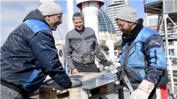 Erste Hilfe für die Bremerhavener Museumsflotte Jankow Stanimir (links) und Iliev Tihomir schneiden Bleche an Bord der „Rau IX“ zurecht. Im Blick hat das Axel Dohrmann.