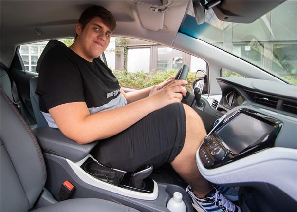 Träume gibt es viele - Teenager Jannik ist über 2,20 Meter groß Jannik Könecke sitzt in einem normalen PKW. Damit der 19-jährige seinen Führerschein machen kann, wurde eigens ein Transporter für ihn umgebaut. Normale PKW sind für ihn zu klein.