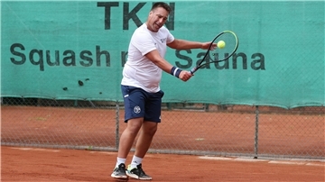Jannik Schultze vom TK Nordenham spielt Tennis