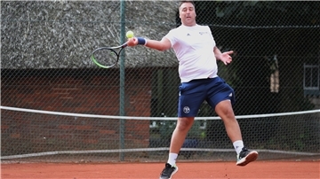 Jannik Schultze spielt Tennis