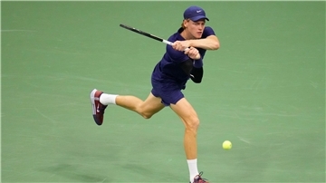 Jannik Sinner behielt gegen Felix Auger-Aliassime trotz Problemen die Oberhand.