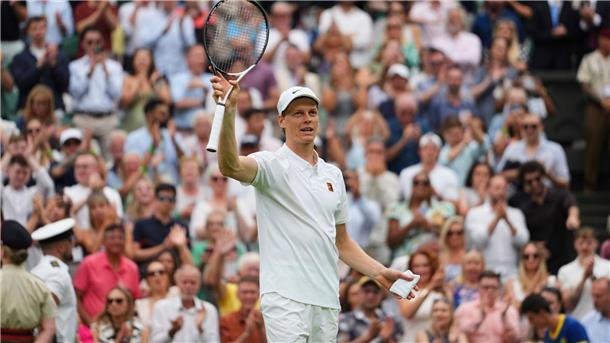 Djokovic folgt Sinner mit 100. Sieg in Wimbledon Jannik Sinner lässt sich feiern.