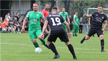 ESV Nordenham gegen SG Abbehausen II/Phiesewarden mit Jannik Weers (links)