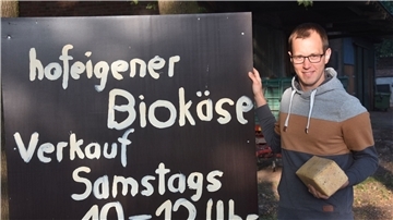 Jannis Klindworth aus Ippensen verkauft Bio-Käse ab Hof. „Wir wollten auch mal neue Wege gehen und versuchen, mehr Geld aus der Milch zu machen“, sagt der 29-Jährige. Vier verschiedene Sorten Käse sind bei ihm erhältlich.