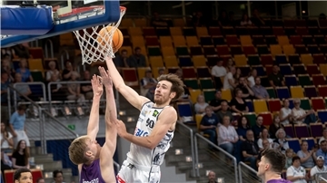 Ein Basketballer wirft einen Korb.