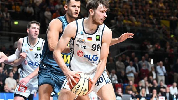 Zwei Basketballer im Zweikampf.