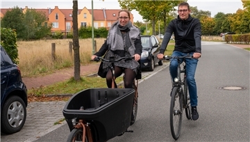 Jaqueline Stransky und Marc Hübler fahren normalerweise mit ihren Autos zur Arbeit. Eine Woche lang verzichteten sie darauf und erhielten ein E-Lastenrad.