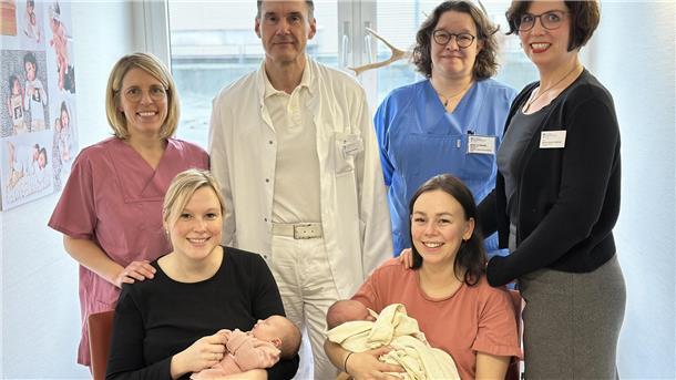 Jaqueline Trütner mit Silvesterbaby Romy Sophie (vorne, links) und Saskia Biedermann mit Neujahrsbaby Lilly (vorne rechts) bereiteten als Freundinnen dem Team der Geburtshilfe eine besondere Silvesterüberraschung.