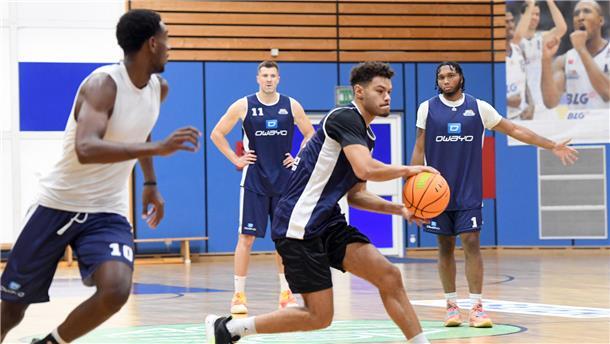 Die Kommunikation stimmt beim Trainingsauftakt der Eisbären Jarelle Reischel hat den Ball und will ihn zu Kevin Charles (links) pasen, im Hintergrund schauen Robert Oehle und Jordan Giles zu.