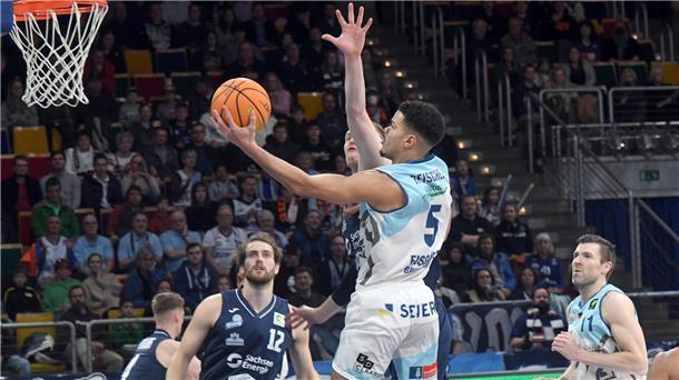 Eisbären haben an vielen Schwachstellen zu arbeiten Jarelle Reischel versucht es gegen die Dresden Titans mit einem Unterhandkorbleger. Die Eisbären haben die schwächste Zweierquote der Zweiten Liga.