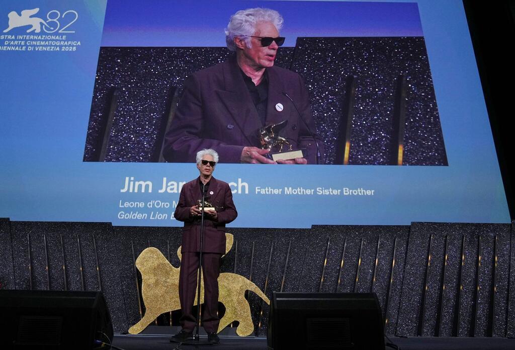 Goldener Löwe in Venedig für Jim Jarmusch Jarmusch während der Dankesrede.