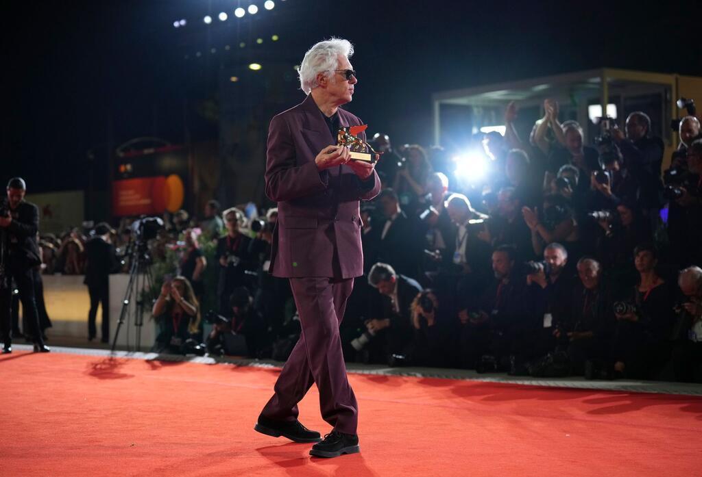 Leises Kino statt Moral-Anklage: Jarmusch gewinnt in Venedig Jarmuschs Film „Father Mother Sister Brother“ erzählt in drei Episoden von Familiendynamiken.