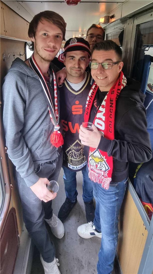 Pinguins-Fans on Tour: Per Sonderzug nach Mannheim - Her mit den Punkten (Update 28) Jascha, Michael, Jonas und Julian klappern die Abteile ab.