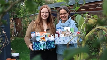 Jasmin Ehlen und Heike Henning nehmen vom 6. bis 13. November Päckchen für die Aktion „Weihnachten im Schuhkarton“ entgegen. Rund um Tarmstedt gibt es noch drei weitere Abgabestellen.