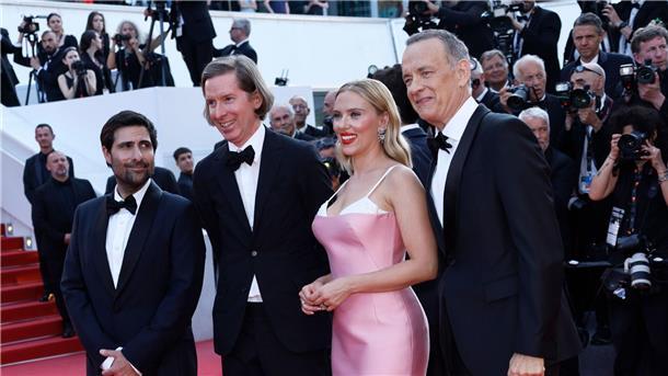 Wes Anderson in Cannes mit großem Star-Aufgebot Jason Schwartzman (l-r), Wes Anderson, Scarlett Johansson und Tom Hanks stellen „Asteroid City“ in Cannes vor.
