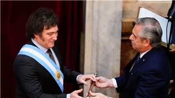 Javier Milei (l) erhält den Präsidentenstock von seinem Amtsvorgänger Alberto Fernandez.