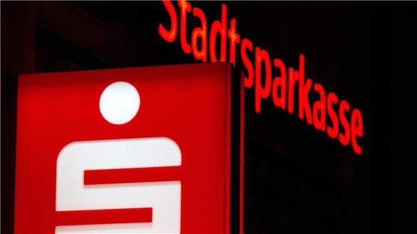 Preiserhöhungen: Sparkasse München rudert zurück Je nach Modell verlangt die Sparkasse unterschiedlich hohe Grundgebühren und gleichzeitig Geld für einzelne Buchungen.