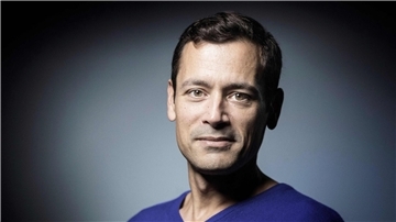 Jean-Baptiste Andrea, Schriftsteller und Regisseur aus Frankreich. Der 52-jährige erhält den französischen Literaturpreis Prix Goncourt für seinen Roman „Veiller sur elle“ („Pass auf sie auf“).
