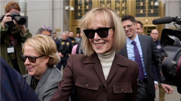 Donald Trump wegen sexuellen Missbrauchs verurteilt Jean Carroll verlässt das Gerichtsgebäude in New York.