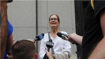 Jean Clickner, ein Gemeindemitglied der „Tree of Life“-Synagoge, spricht mit Journalisten nach der Verurteilung des antisemitischen Schützen.