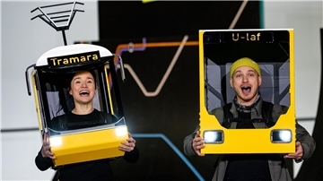 Jeannine Wacker als Tramara und Nico Went als U-Laf proben im BVG-Musical.