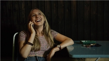 Jeanny (Therese Riess) in einer Szene des Films „Jeanny - Das fünfte Mädchen“.