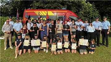 Jede Menge Pokale konnten Stadtbrandmeister Nils Schwarz und Minstedts Ortsbrandmeister Jörg Wempen an die siegreichen Gruppen des Stadtfeuerwehrfestes überreichen. Auf dem Foto zu sehen sind die Gäste mit den Gruppenführern der Einsatzabteilung, den Gruppenführern der Jugendfeuerwehren sowie auch Kinder der Kinderfeuerwehr, die sich über ihre Pokale freuten. 