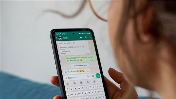 Was Generationen beim Chatten trennt und eint „Jeder darf sich seine persönlichen Eigenheiten bewahren“: Eine Frau schreibt über den Messengerdienst WhatsApp.