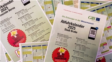 Das Foto zeigt mehrere, übereinander liegende Abfuhrkalender des Entsorgungsunternehmens GIB.