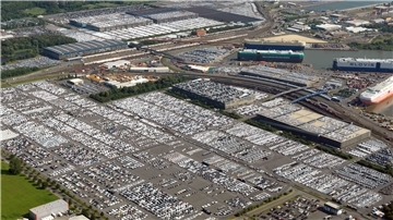 Jeder helle Punkt ein Wagen: Auf dem BLG-Autoterminal parken wieder mehr als 90.000 Fahrzeuge. Die Zahl der Export-Fahrzeuge hat sich gegenüber Mai mehr als verdoppelt.