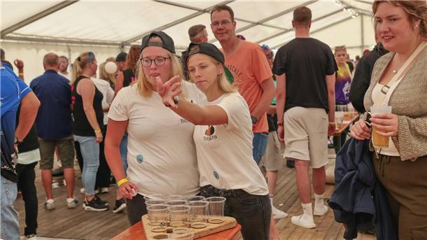 Frauen beim Bierpong