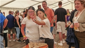 Frauen beim Bierpong