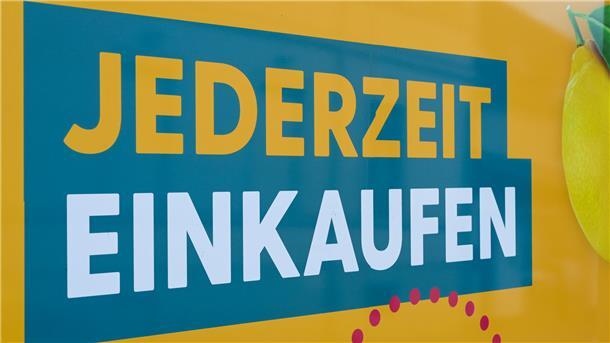 Klein Meckelsen: Vorbildliches Engagement bringt Supermarkt aufs Land In großen Buchstaben steht auf einem Aushang "JEDERZEIT EINKAUFEN".