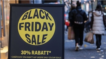 Jedes Jahr am vierten Freitag im November reduzieren unzählige Händler und Online Shops für mindestens 24 Stunden ihre Preise und überbieten sich gegenseitig mit Rabatten und Sonderangeboten.